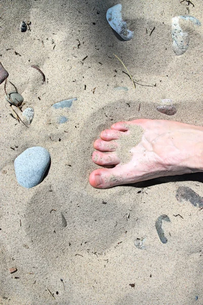 Nackter Männlicher Fuß Sand Strandurlaub Ein Fuß Sand Überall Liegen — Stockfoto