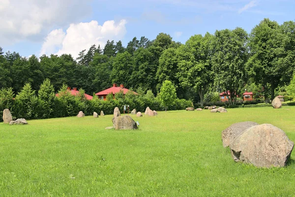 Ogromne Nieregularne Głazy Parku Megalith Wielkie Kamienie Leżą Zielonej Trawie — Zdjęcie stockowe