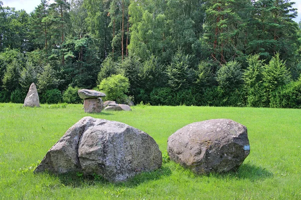 Enormes Rocas Erráticas Parque Megalith Grandes Piedras Yacen Hierba Verde —  Fotos de Stock