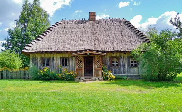 ポドラシーの古い木造カントリーハウス Bialystok村博物館の歴史的な木造の茅葺き家 周りに木が咲いています ジューシーな緑の草 9月2021 Bialystok — ストック写真