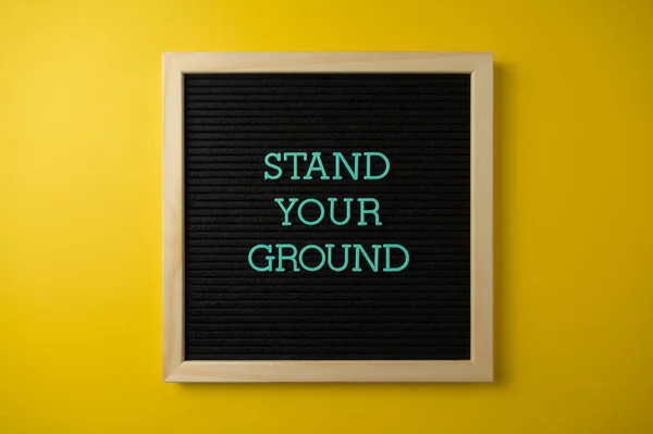 Stand Your Ground Firma Sobre Fondo Amarillo —  Fotos de Stock
