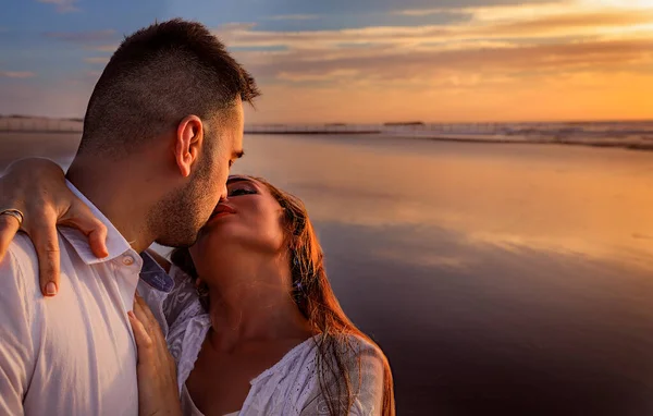 Beijo Doce Costa Durante Pôr Sol — Fotografia de Stock