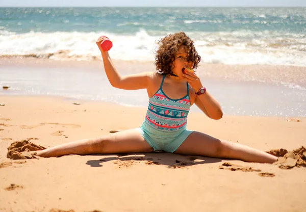 Dívka Atlantském Oceánu Dělá Provázek Drží Činku Druhé Ruce Drží — Stock fotografie