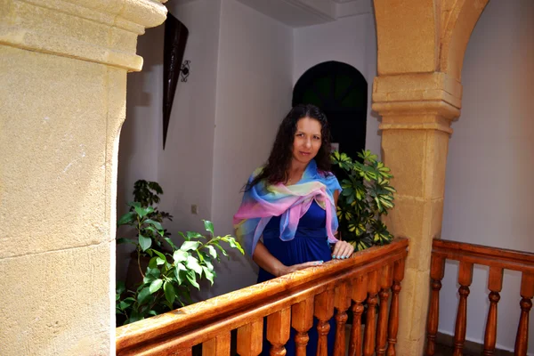 Chica en un Riad . — Foto de Stock