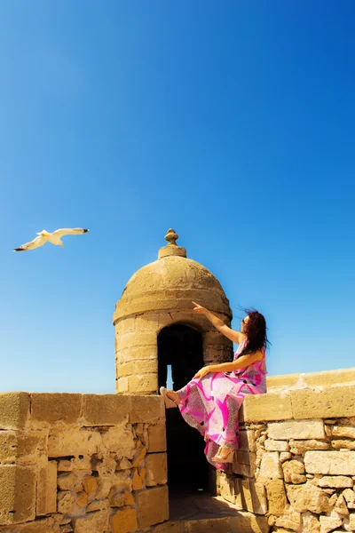 Girl and seagull. — Stock Photo, Image