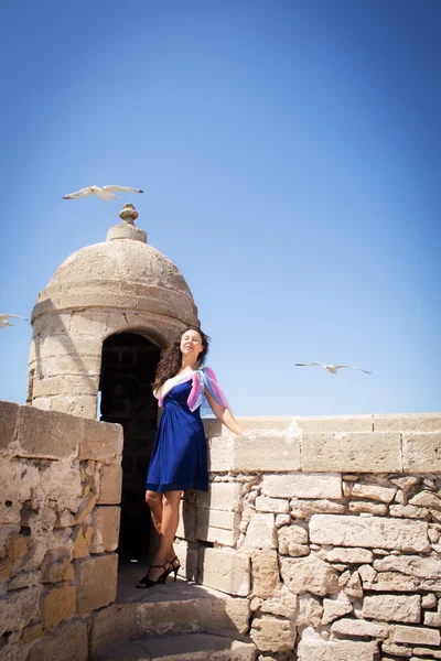 Girl and seagull. — Stock Photo, Image