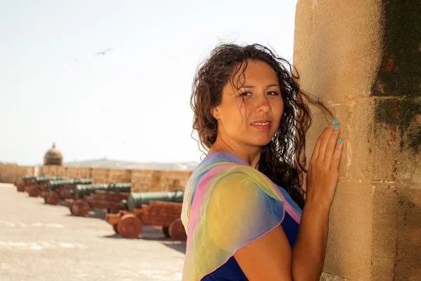 Chica en una fortaleza . — Foto de Stock