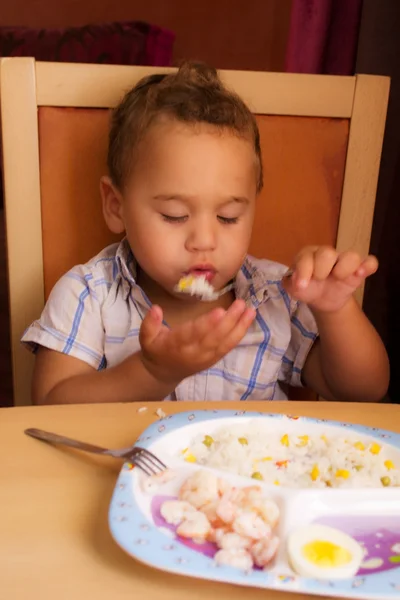 Ребенок ест . — стоковое фото