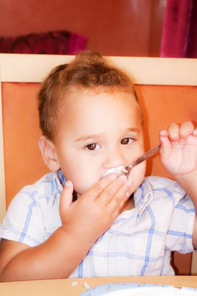 Kid eats. — Stock Photo, Image