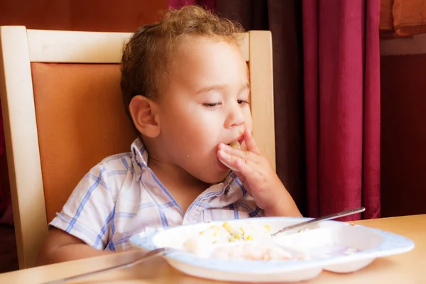 Παιδί τρώει. — Φωτογραφία Αρχείου