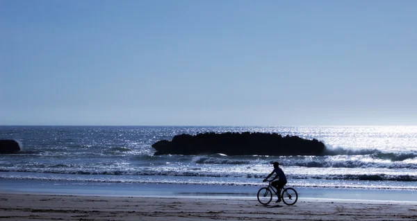 Cyklista na pobřeží. — Stock fotografie