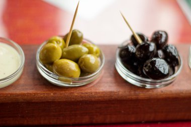 Siyah ve yeşil zeytin.