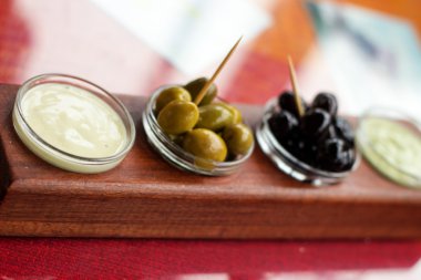 Siyah ve yeşil zeytin.