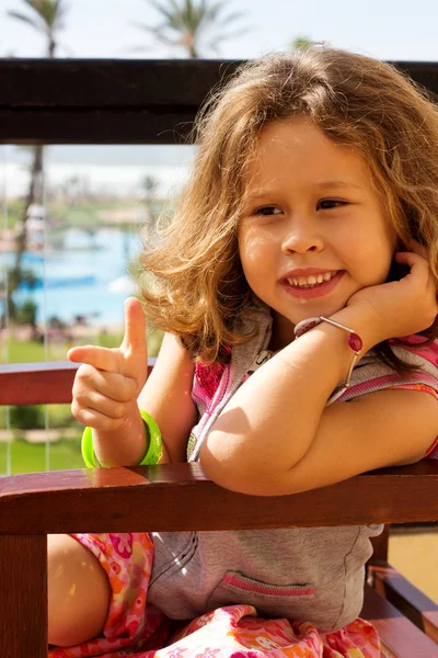 Liten flicka på bakgrund av poolen. — Stockfoto