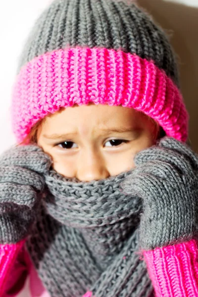 Κοριτσάκι με το καπέλο του χειμώνα με γάντια και κασκόλ. — Φωτογραφία Αρχείου