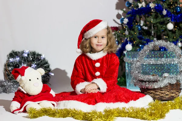 Criança vestida de Papai Noel . — Fotografia de Stock