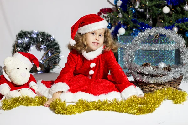 Criança vestida de Papai Noel . — Fotografia de Stock