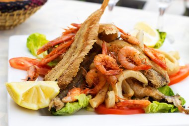 Lezzetli balık deniz ürünleri ile.