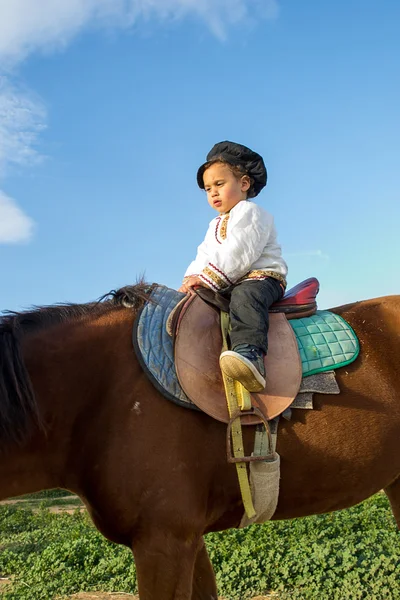 Enfant avec un cheval . — Photo