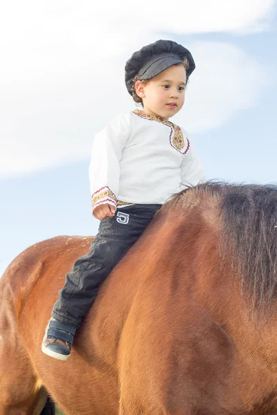 Enfant avec un cheval . — Photo