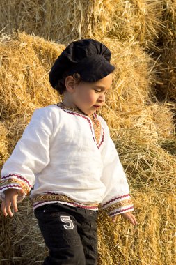 Samanlıkta oynayan çocuk.