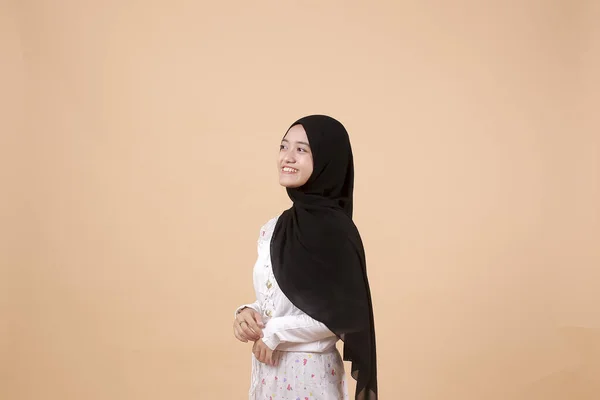Portret Van Een Gelukkig Jong Moslim Aziatisch Meisje Dat Hard — Stockfoto