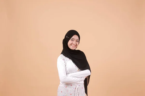 Portré Boldog Fiatal Muszlim Ázsiai Lány Nevet Keményen Nagy Nyitott — Stock Fotó
