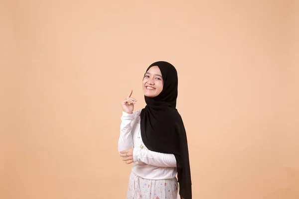 Porträt Eines Fröhlichen Jungen Muslimischen Asiatischen Mädchens Das Mit Großem — Stockfoto