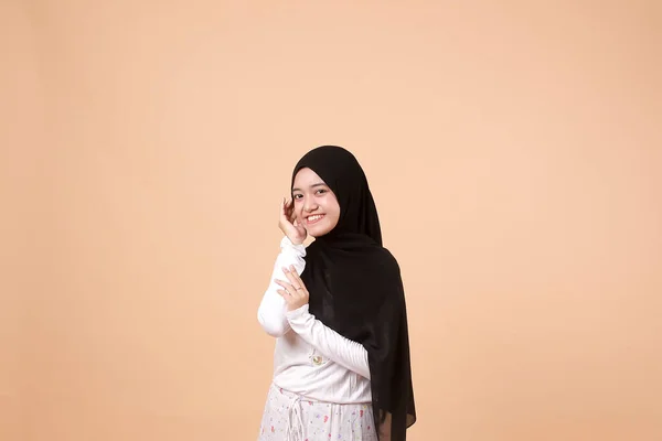 幸せな若いイスラム教徒のアジアの少女の肖像画大きな口を開けて オレンジの背景の上にハード笑っている インドネシア人女性 — ストック写真