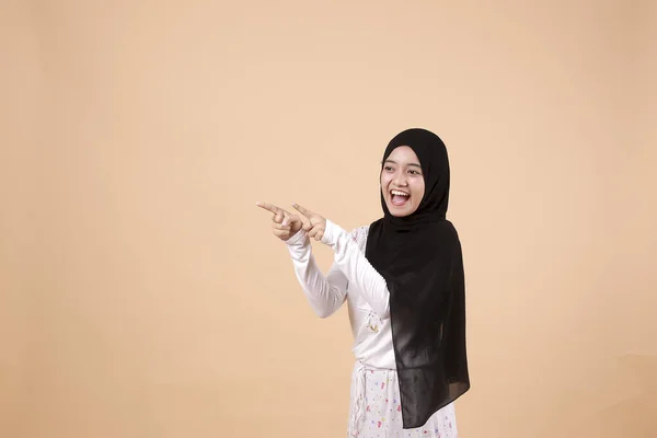 Retrato Una Joven Musulmana Asiática Feliz Sonriendo Apuntando Presentar Algo —  Fotos de Stock