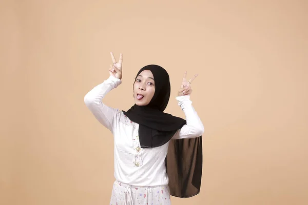 Retrato Feliz Jovem Muçulmano Asiático Menina Rindo Duro Com Grande — Fotografia de Stock