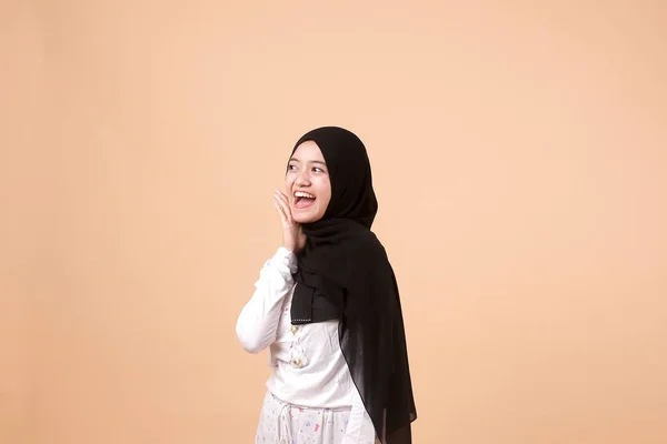 Портрет Счастливой Молодой Мусульманской Азиатки Смеющейся Большим Открытым Ртом Оранжевом — стоковое фото