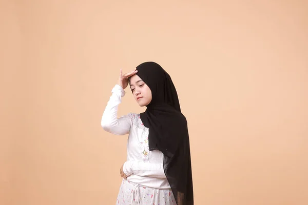 Retrato Mulher Muçulmana Asiática Vestindo Hijab Sentindo Dor Fundo Uma — Fotografia de Stock