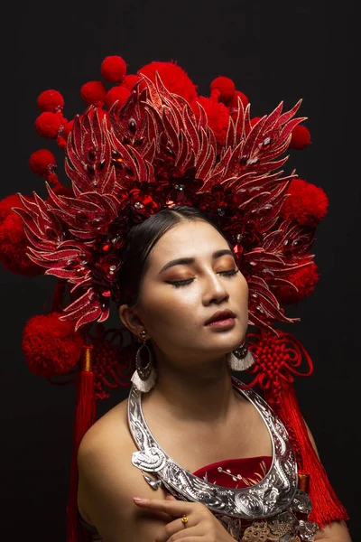 Retrato Cerca Mujeres Jóvenes Vestidas Con Ropa Roja Sobre Fondo — Foto de Stock
