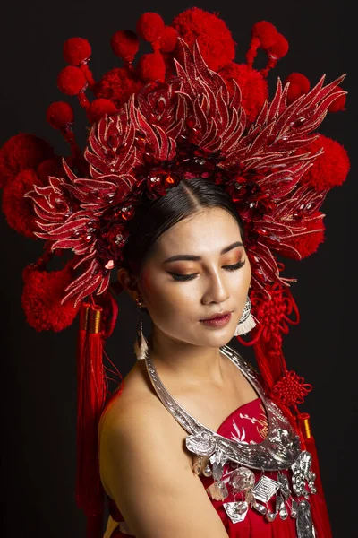 Retrato Cerca Mujeres Jóvenes Vestidas Con Ropa Roja Sobre Fondo — Foto de Stock