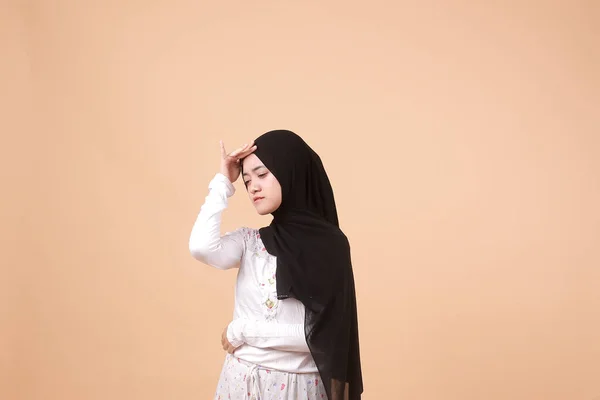 Portret Van Een Aziatische Moslimvrouw Met Een Hijab Die Pijn — Stockfoto