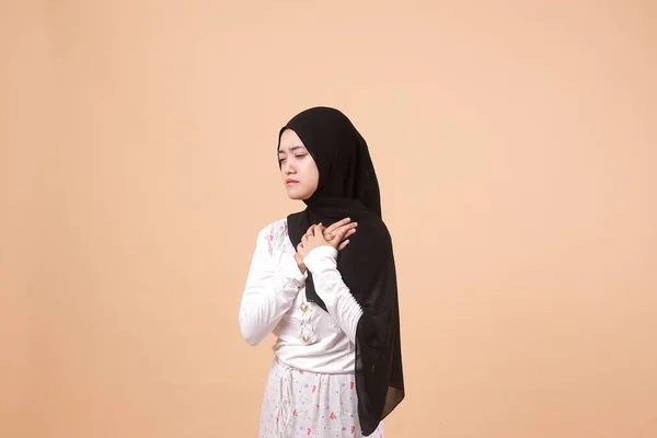 Retrato Mulher Muçulmana Asiática Vestindo Hijab Sentindo Dor Fundo Uma — Fotografia de Stock