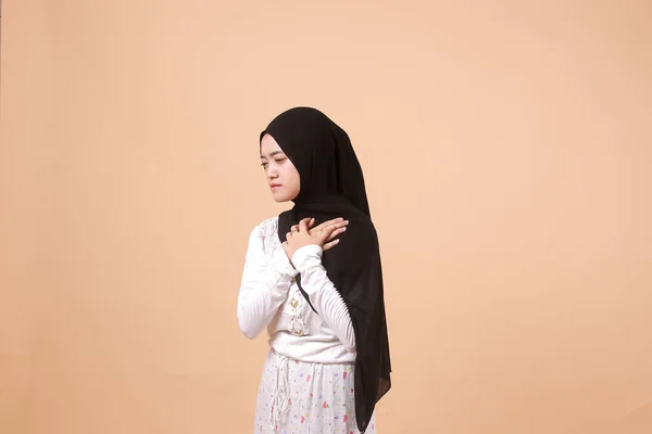 Porträtt Asiatisk Muslimsk Kvinna Bär Hijab Känsla Smärtan Bakgrunden Huvudvärk — Stockfoto
