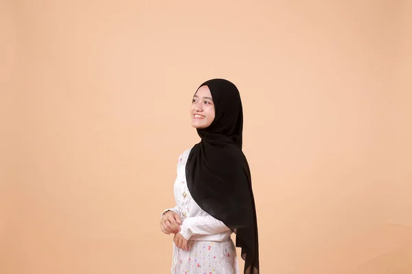 Porträtt Glad Ung Muslimsk Asiatisk Flicka Skrattar Hårt Med Stor — Stockfoto