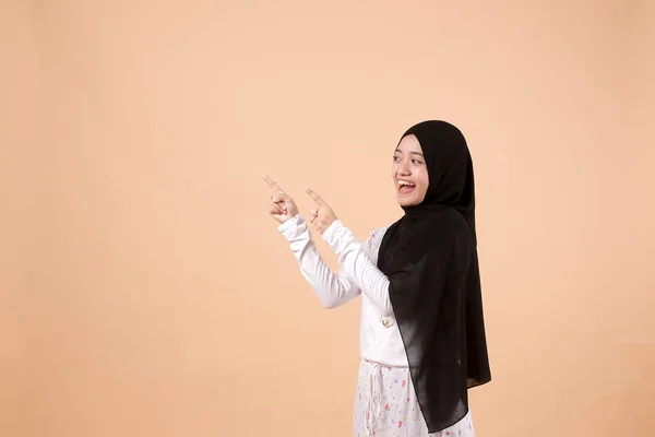 Retrato Una Joven Musulmana Asiática Feliz Sonriendo Apuntando Presentar Algo —  Fotos de Stock