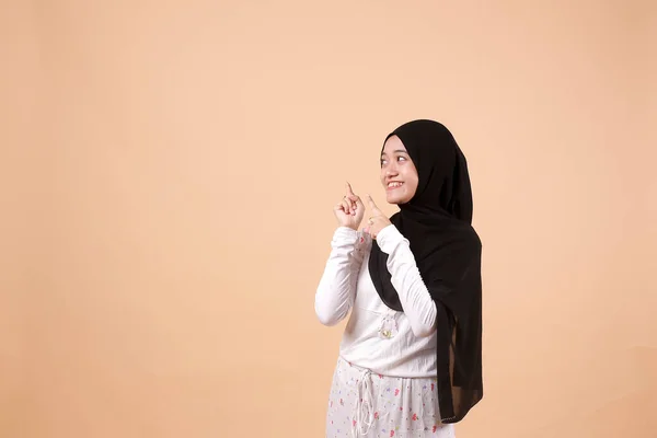 Retrato Jovem Mulher Feliz Muçulmana Asiática Sorrindo Apontando Para Apresentar — Fotografia de Stock