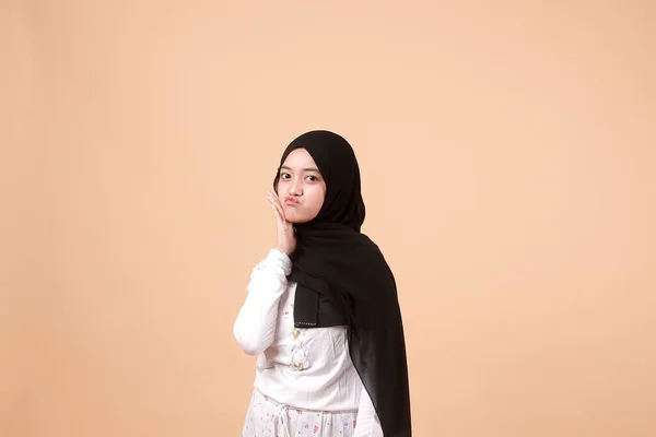 Portrét Šťastné Mladé Muslimské Asijské Dívka Směje Tvrdě Velkými Otevřenými — Stock fotografie