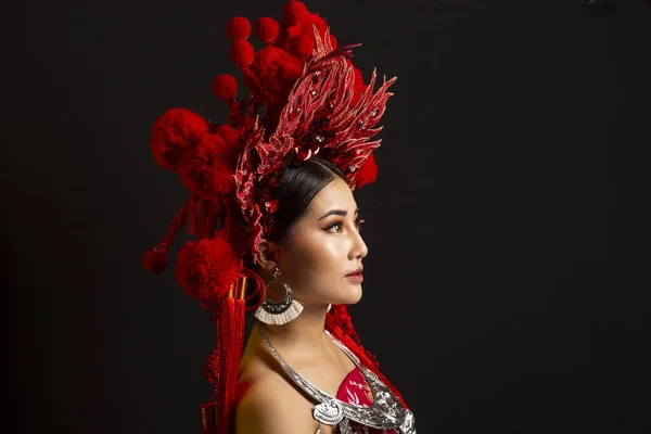 Retrato Cerca Mujeres Jóvenes Vestidas Con Ropa Roja Sobre Fondo Imagen De Stock