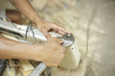 Doğu Java Endonezya 'daki durum, 13-10-2020. Kampung Blekok 'ta aletlerle çalışırken elleri tahta oymacısıymış..