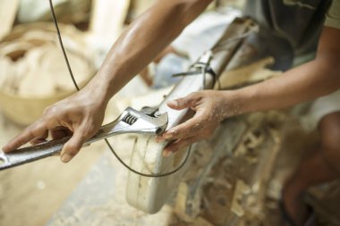 Doğu Java Endonezya 'daki durum, 13-10-2020. Kampung Blekok 'ta aletlerle çalışırken elleri tahta oymacısıymış..