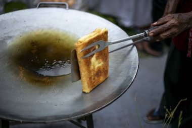 Martabak Telor 'u hazırlıyorum. Yumurta, et ve baharatla doldurulmuş tuzlu tavada kızartılmış börek.