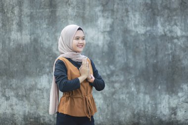 Güzel genç Asyalı Müslüman selamlama jesti