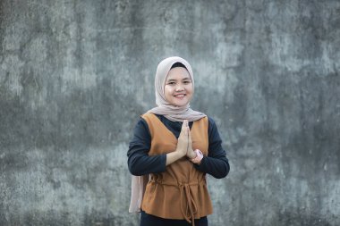 Güzel genç Asyalı Müslüman selamlama jesti