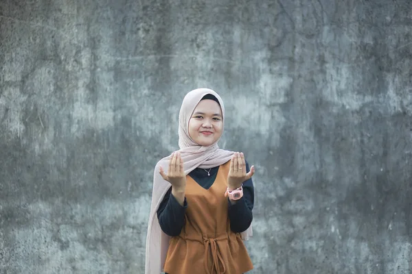 美しい若いアジアのイスラム教徒の祈りのジェスチャー — ストック写真