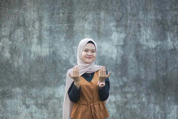 Beautiful Young Asian Muslim Praying Gesture — Stock Photo, Image